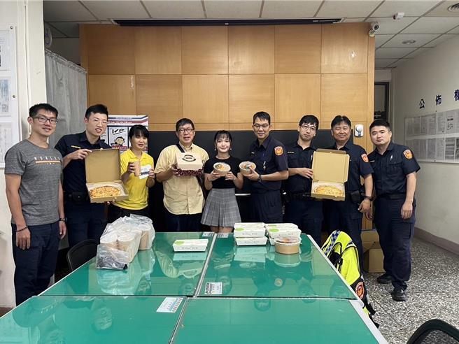 台中東海藝術街文創協會理事長郭鴻達、義法料理餐廳負責人張薇琪等人前往龍井區犁份派出所送上義大利料理，慰勞警察的辛苦。（烏日警分局提供／馮惠宜台中傳真）