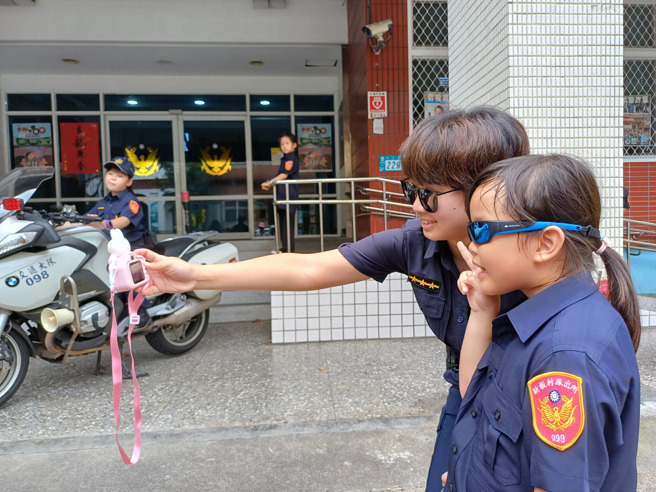 員警蕭婉如與小朋友開心合影。（圖 / 警方提供）