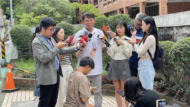 黄国昌15日下午出席「一起对抗资讯假错诈活动」，会前他接受媒体採访。（高钧麟摄）