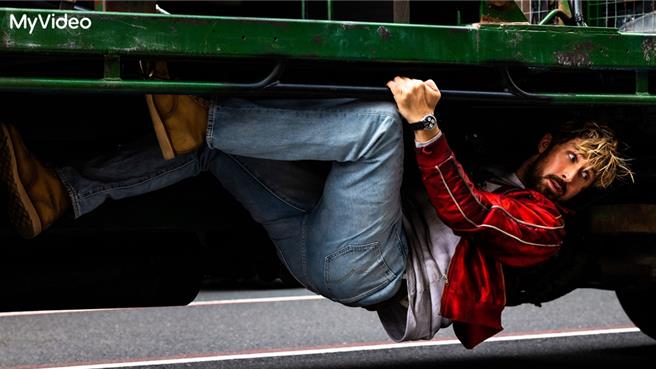 莱恩葛斯林在《特技玩家》中饰演「特技演员」。（MyVideo提供）