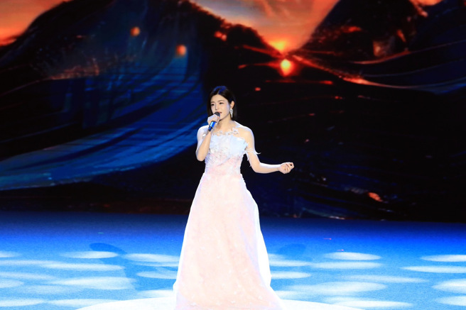 陳妍希在廈門出席影視季活動並一展歌喉。（中國台灣網提供）
