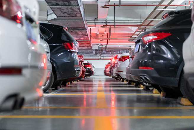 赵男一次买了3个停车位，为了不被他人占用，特地放上3辆玩具车，没想到却被物业公司指使警卫把玩具车给砸了。(图:shutterstock/达志)