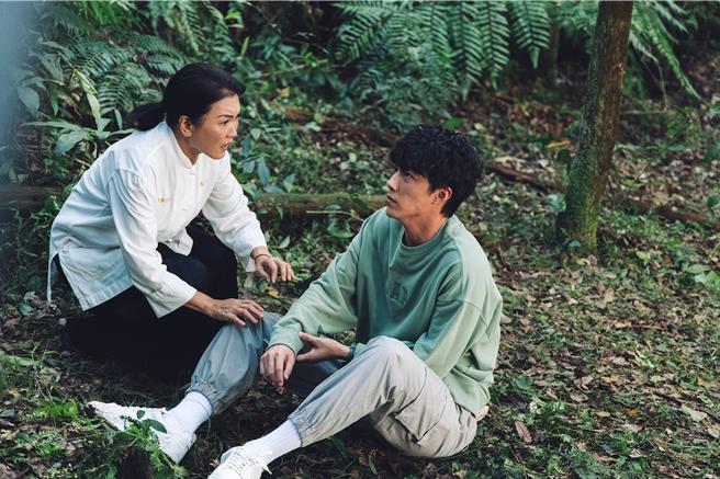 姚黛瑋（左）戲裡是廟宇住持和蔡凡熙演母子，他很珍惜戲裡的親子關係。（逆光電影公司提供）