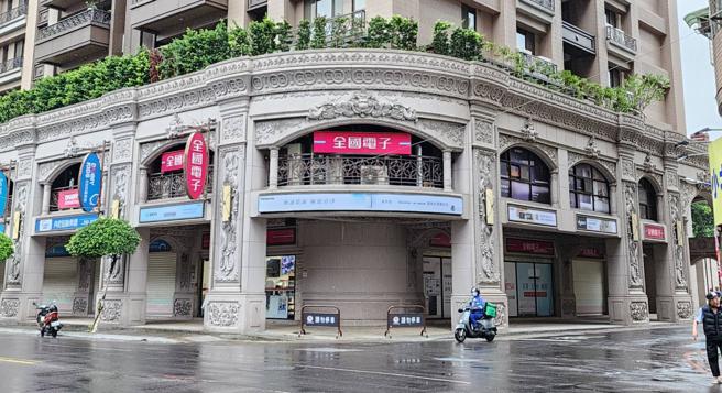 全国电子中和店6开幕，祭出全馆家电9折优惠，满额送dyson吸尘器，再抽65吋电视。（全国电子提供／古明弘台北传真）