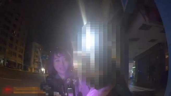 警方迅速上前盤查，意外查獲失聯移工。（翻攝畫面）