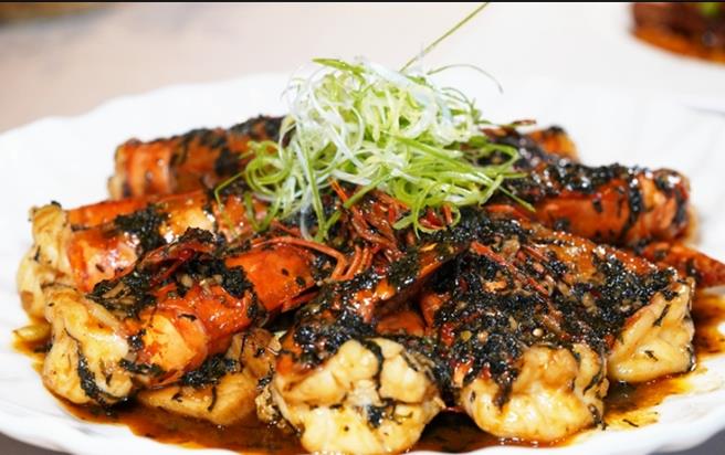 「湘辣紫苏生态虾」严选印尼海域不受污染的根岛虾，以湘菜的灵魂「紫苏酱」调味，高温快炒而成，「丰」味令人难忘。（北投大地酒店提供）