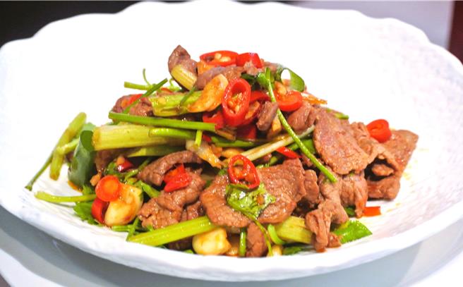 「小炒黄牛肉」仅靠配菜与朝天椒、小米椒做出辣度层次感，牛肉的鲜嫩与湘菜独特的辣味相得益彰。（陈韵萍摄）