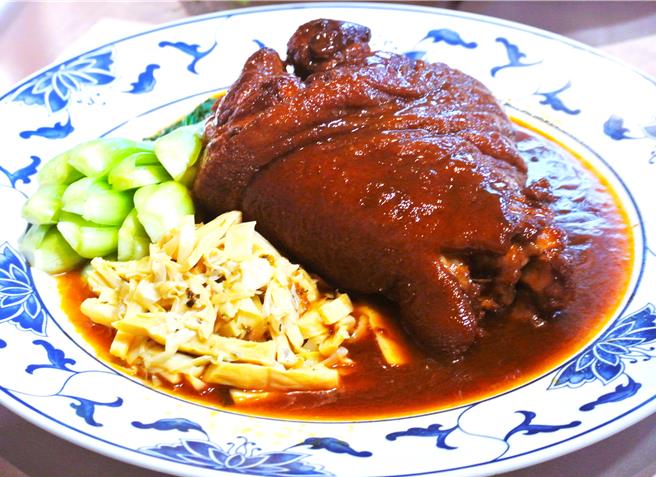「蓉城风味东坡肘」是蔡振荣主厨去四川成都交流时得到的灵感，以「川式红滷」结合「台式滷猪脚」创造出这道独特的料理。（陈韵萍摄）