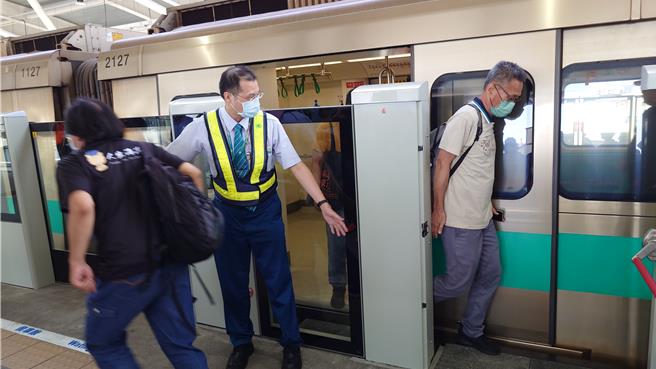 履勘过程模拟地震发生，导致列车未能准确停靠月台定位事件，站长立即开启月台紧急门，成功将车内旅客疏散。（任义宇摄）