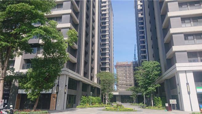 台南市某集合式住宅大楼因频频发生轻生案件，住户担心风水出问题。（程炳璋摄）