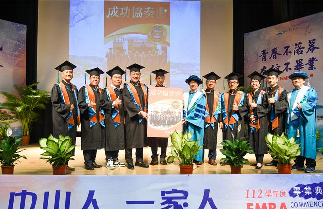 高雄9位企业家今年从国立中山大学EMBA班级E25毕业，特别出版新书《成功协奏曲》献给学校。（柯宗纬翻摄）