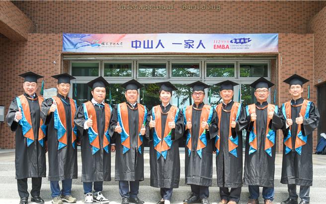 高雄9位企业家今年从国立中山大学EMBA班级E25毕业，特别出版新书《成功协奏曲》献给学校。（柯宗纬翻摄）