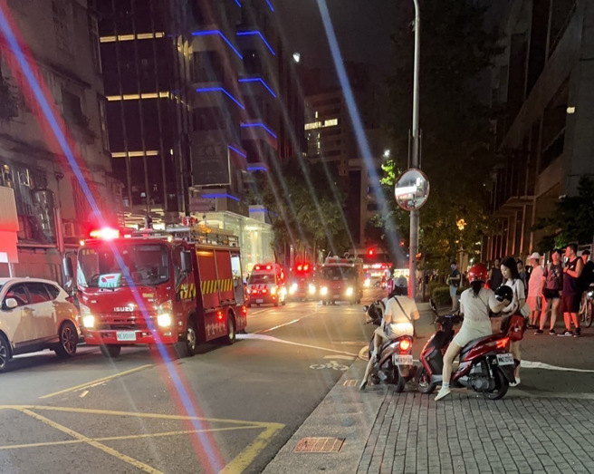 今15日晚间20时33分许，台北市忠孝东路4段553巷发生火警。（叶庭欣摄）