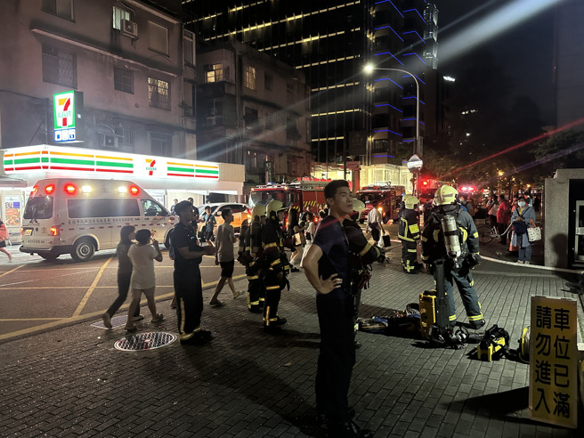 今15日晚间20时33分许，台北市忠孝东路4段553巷发生火警。（叶庭欣摄）