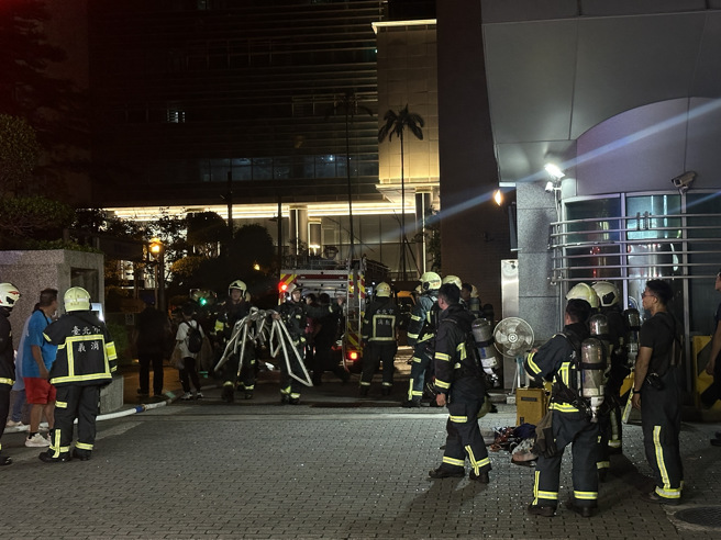 今15日晚间20时33分许，台北市忠孝东路4段553巷发生火警。（叶庭欣摄）