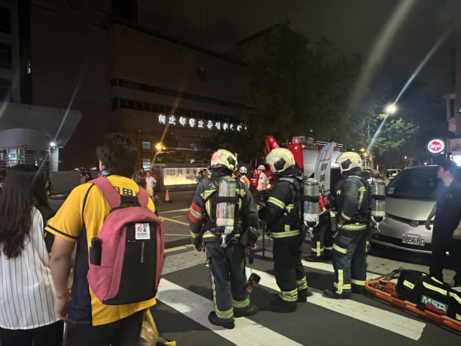 今15日晚间20时33分许，台北市忠孝东路4段553巷发生火警。（叶庭欣摄）