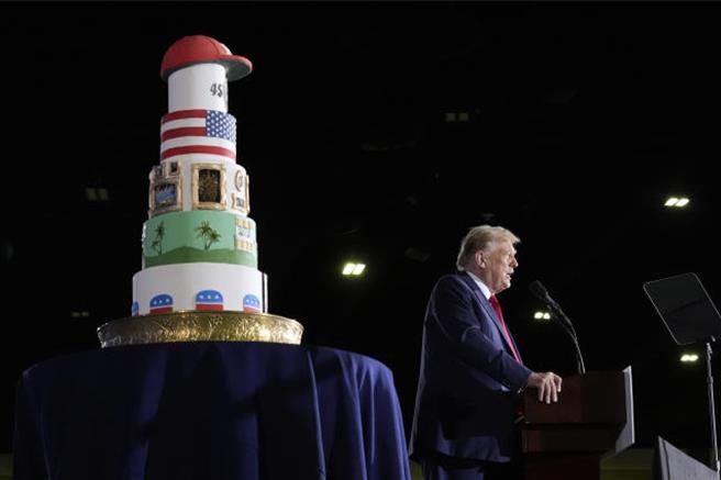 图为美国前总统川普与其78岁生日蛋糕。（美联社）
