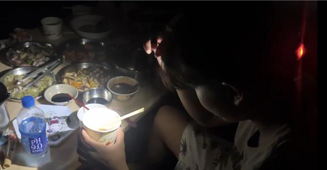 屏東離島琉球鄉因台電主機盤跳閘，全鄉4171戶15日晚間大停電，李姓鄉民自我調侃，只好「戴頭燈吃帝王蟹還要邊搧扇子」。（李姓鄉民提供／謝佳潾屏東傳真）