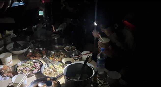 屏東離島琉球鄉因台電主機盤跳閘，全鄉4171戶15日晚間大停電，李姓鄉民自我調侃，只好「戴頭燈吃帝王蟹還要邊搧扇子」。（李姓鄉民提供／謝佳潾屏東傳真）