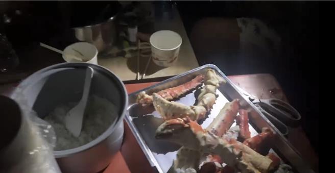 屏東離島琉球鄉因台電主機盤跳閘，全鄉4171戶15日晚間大停電，李姓鄉民自我調侃，只好「戴頭燈吃帝王蟹還要邊搧扇子」。（李姓鄉民提供／謝佳潾屏東傳真）