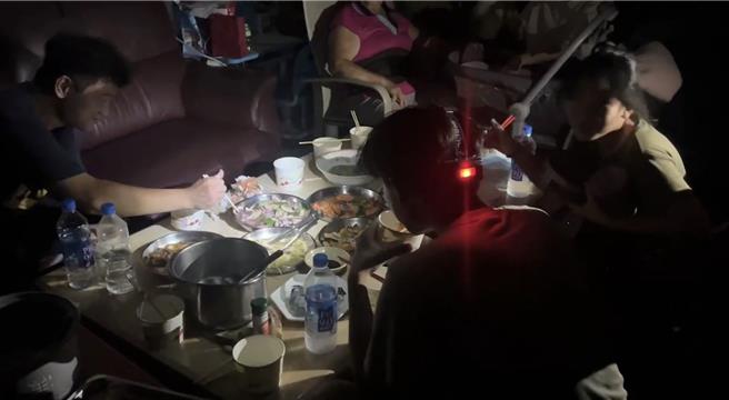 屏東離島琉球鄉因台電主機盤跳閘，全鄉4171戶15日晚間大停電，李姓鄉民自我調侃，只好「戴頭燈吃帝王蟹還要邊搧扇子」。（李姓鄉民提供／謝佳潾屏東傳真）