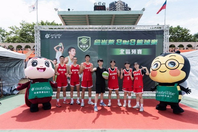 柯孟儀教練領軍南山高中男、女籃隊出任魔王。(紐崔萊提供)