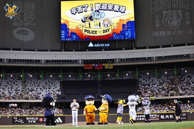警消海巡吉祥物一同到场欢庆警察节。(中信育乐提供)