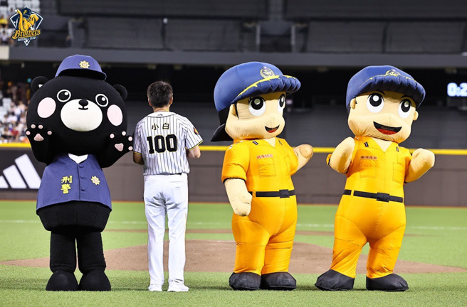 警消海巡吉祥物一同到场欢庆警察节。(中信育乐提供)