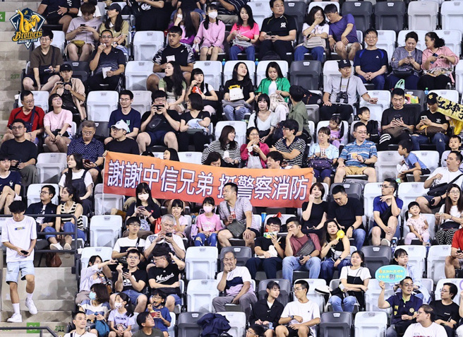 警消海巡及家人一起到台北大巨蛋同乐。(中信育乐提供)