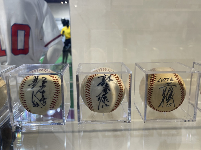 现场并展示王贞治、郭源治、郭泰源、庄胜雄、黄平洋、彭政闵和兄弟象队等知名棒球明星签名球。（照片/臺中市政府文化局提供）