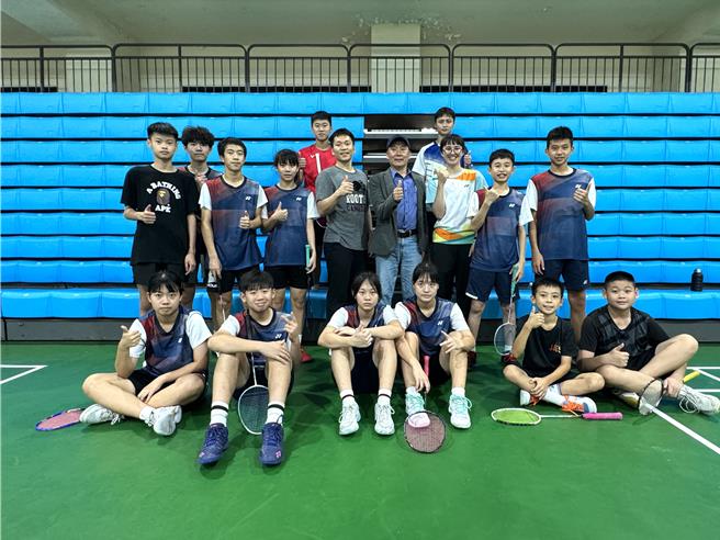 東京奧運羽球金牌選手李洋(二排中)今日在父親李峻淯(二排右四)的陪同下，返回家鄉金門指點地區中小學羽球選手球技。(于家麒攝)