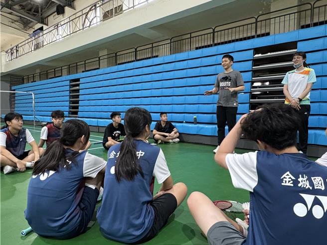 東京奧運羽球金牌選手李洋(後排中)今日返回故鄉金門，指點地區中小學羽球選手球技。(于家麒攝)