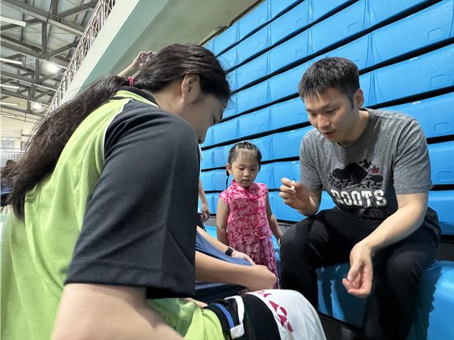 東京奧運羽球金牌選手李洋(右一)今日抽空返回家鄉金門，特別前往縣立體育場指導地區中小學羽球選手球技，受到在場師生熱烈歡迎，相繼趨前要求簽名。(于家麒攝)