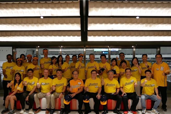 中信育乐公司董事长陈国恩邀请各国驻台代表到大巨蛋看球赛。（翻摄照片／林郁平台北传真）