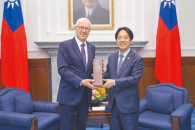 总统赖清德14日接见捷克参议院首席副议长德拉霍斯（左）等访宾，盼台捷文化、产业深化合作。图／总统府提供
