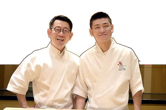 台北萬豪酒店〈KOUMA日本料理 小馬〉主廚江鎮佑（右）表示，東京米其林三星餐廳〈虎白〉主廚小泉瑚佑慈沒有「明星架子」。圖／姚舜
