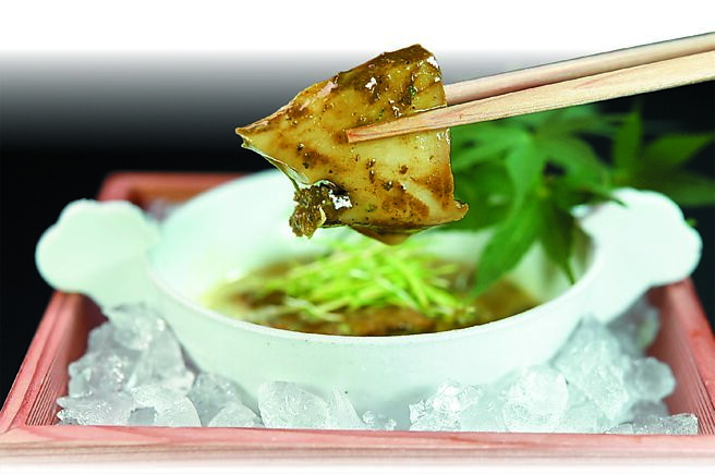 〈黑鮑魚拌鮑魚肝．蓴菜．白芝麻醬．芽蔥〉的鮑魚，先蒸煮2小時後，再以特製醬汁慢燉使口感軟嫩。圖／姚舜