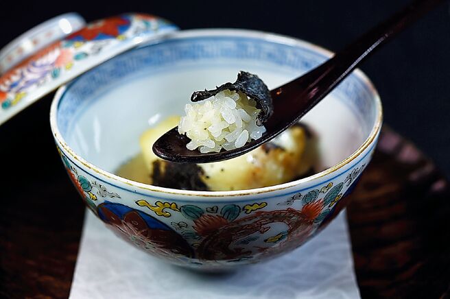 〈炸白馬頭魚．松露醬．糯米〉的碗底襯著用新潟糯米蒸製，並拌了松露白醬提味，風味口感如西式燉飯，且搭配炸白馬頭魚毫不違和。圖／姚舜