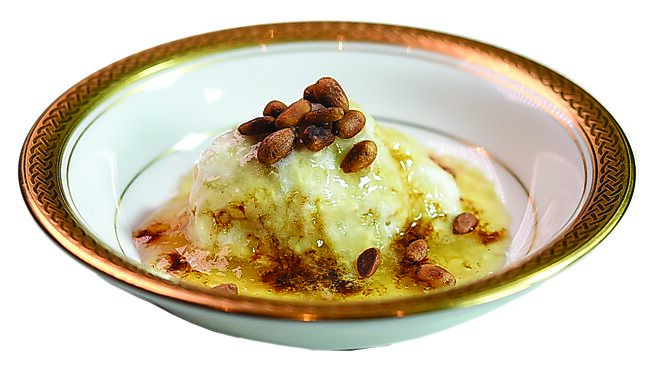 〈甘味椰子冰淇淋．黑蜜．松子〉是以自製〈椰子冰淇淋〉，搭配蘭姆酒與白蘭地特製而成的風味凍，淋上黑蜜與烘烤過的松子。圖／姚舜