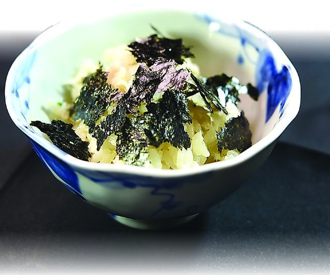 〈鯛魚飯．花椒〉用小碗分別盛裝後，上桌前撒上厚片日本海苔，增加風味與口感。圖／姚舜