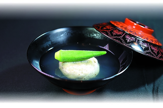 〈炭烤北海道干貝．柚子〉碗內「真丈」，是用新鮮干貝烤到半生熟後打成泥再塑形捏製，靠生干貝泥為「黏著劑」，完全沒有加山藥、蛋白和魚漿，味道非常鮮美。圖／姚舜