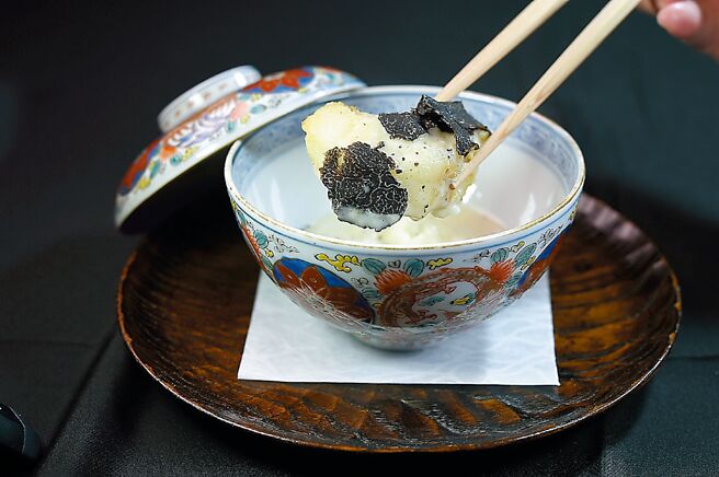 〈炸香魚．松露醬．糯米〉是〈虎白〉餐廳招牌名菜，因找不到夠大香魚，小泉瑚佑慈改以日本進口白馬頭魚取代，裹上薄的葛粉酥炸，再以加了月松露提味的特製白醬提味。圖／姚舜