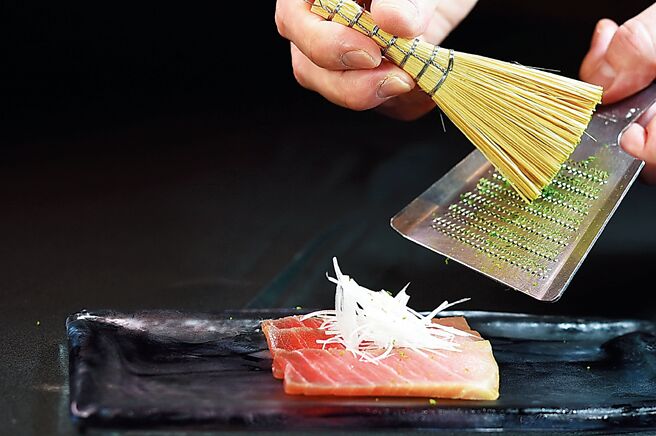 〈鮪魚刺身〉上桌前會現刨德島柚子皮屑，增益風味。圖／姚舜