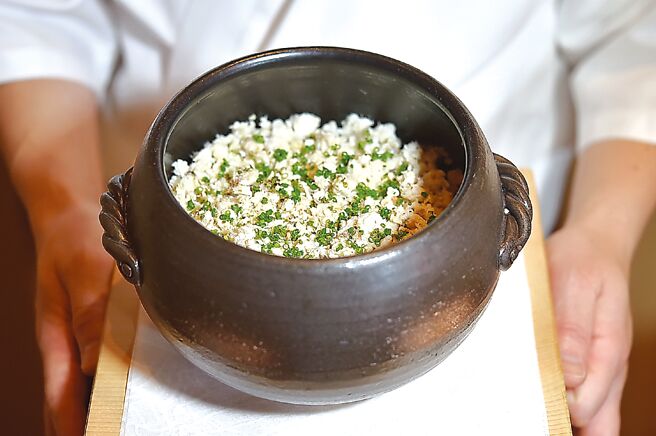 小泉瑚佑慈烹煮的〈鯛魚飯． 花椒〉，選日本天然鯛魚以日本酒整隻清蒸，刷上胡麻油鎖住肉質甜味，再手工取魚肉挑刺，鋪於白米飯上，特別加入現搗新鮮紅花椒提味。圖／姚舜