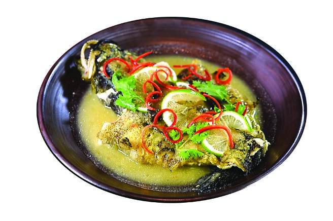 〈清蒸柠檬笋壳鱼〉是将肉质细嫩的笋壳鱼，以用剁碎打成泥的辛香料和鱼露、柠檬汁调制的酱汁清蒸。图／姚舜