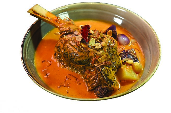 〈玛莎曼咖哩〉名列「全球50大美食」榜首，Chef Toei以用椰奶炖煮至胶质释放且肉酥软烂的炖羊膝，搭配烤过的花生、洋葱与马铃薯做成〈玛莎曼咖哩炖羊膝〉。图／姚舜