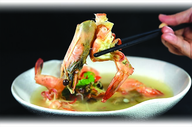 Chef Toei烹制的〈冬荫虎虾汤〉不加椰奶，用香茅、南姜、皱皮柠檬叶与柠檬汁调味，汤色清浅、酸辣清爽，甜度来自新鲜虎虾。图／姚舜