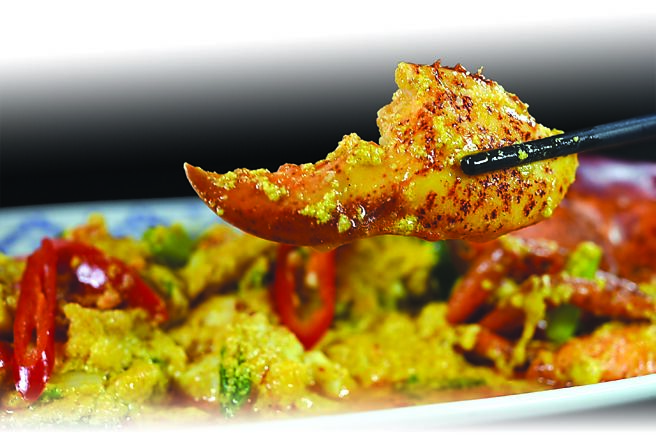 〈黄咖哩炒波士顿龙虾〉是将新鲜龙虾和泰式黄咖哩一起煨煮，并打了蛋液使咖哩更浓稠。图／姚舜