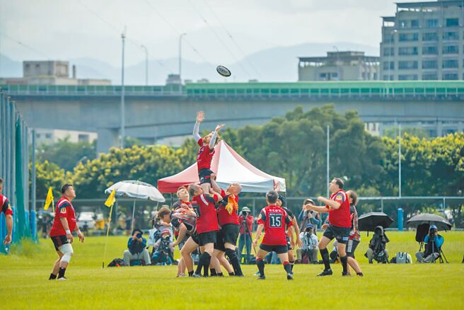為推廣10人制橄欖球賽，橄欖球俱樂部「台北猴王俱樂部」攜手中華民國橄欖球協會，15日、16日在台北市士林區的百齡橄欖球場舉辦台灣10人制國際橄欖球賽。圖為去年賽事畫面。（林任遠提供／黃敬文台北傳真）