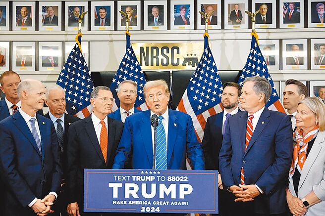 美国前总统川普（前排中）在美国华盛顿全国共和党参议院委员会总部与国会山庄共和党人会面后向媒体发表谈话。（路透）